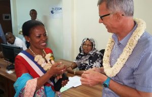 Anchya Bamana remet symboliquement les clés du local à Jean Verron le directeur de la CSSM