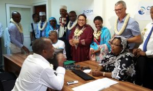Soulaimana Noussoura, le président du CReFOM, joue le jeu du premier assuré reçu dans la nouvelle antenne de la sécu