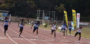 L'arrivée du 100 mètres féminin avec Naomi Ali (couloir 4) en 3e position et Nasra Ibrahima (couloir 6) 4e, au pied du podium