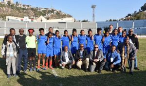 CJSOI: L'équipe féminine de Mayotte football avec les élus et les cadres du département et de la ligue et le directeur de la DJSCS dans le stade de Tananarive (Photo: CD Mayotte)
