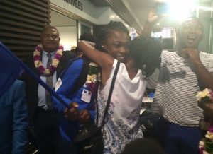 Nasra Ibrahima dans les bras de sa sœur, à son arrivée 