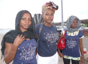 Elles se veulent enfants du monde, et affichent "il n'y a pas d'étrangers sur cette Terre"