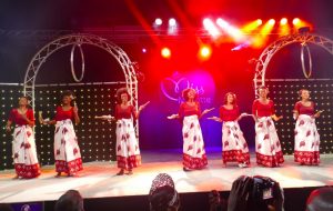 Les 7 candidates en costume traditionnel