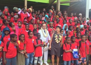 Au collège Nelson Mandela de Doujani, on entraperçoit la ministre derrière le préfet, "c'est le lot des petites", dira-t-elle en riant