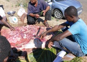 Découpe et vente de zébu sur le bord de la route à Tsoundzou
