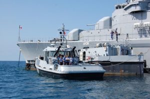 Le Morse ravitaillant la frégate « De Grasse » de passage à Mayotte en octobre 2010