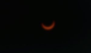 La Lune commence à se dégager