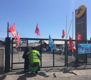 La Poste: Le piquet de grève au centre postal de Kawéni ce mercredi matin