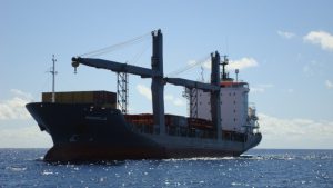 La plupart des porte-containers ont des grues embarquées