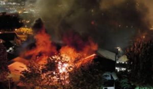 L'incendie qui a ravagé l'entreprise de piscine à Saint-Denis, vendredi soir (Photo: JIR)