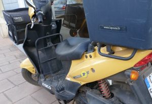 Certains facteurs se rendent dans les villages de cases