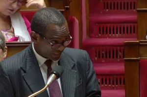 Ibrahim Aboubacar lors de la défense de son amendement à l'Assemblée Nationale (©AN)