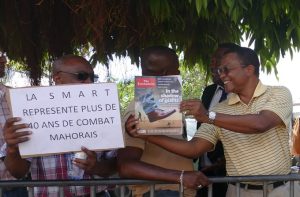 Les agents SMART avaient tenté d'interpeller Ericka Bareigts, avec Mahamoud Azihary bradissant le titre "Dans l'ombre des géants"