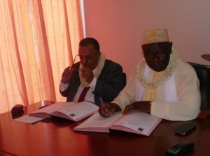 Signature en mairie de Mamoudzou entre Gilles Hubert et Mohamed Majani