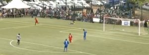 Le gardien du FCL ne peut que regarder le ballon du 3e but du FCM entrer dans ses cages