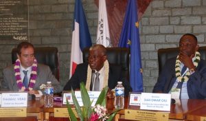 Le préfet de Mayotte, Frédéric Veau, le président du département Soibahadine Ibrahim Ramadani, et le président de l’Association des maires de Mayotte, Saïd Omar Oili