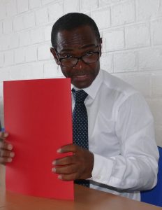 Ibrahim Aboubacar dans sa permanence de Mamoudzou