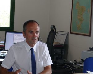 Jean Marc Leleu travaille avec la carte de l'île au-dessus de son bureau