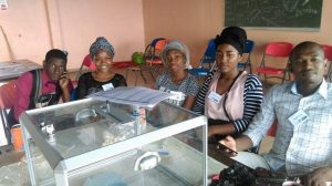 A Mtsamboro, le comité de jeunes supervisait le scrutin (photos: Ligue de l'enseignement)