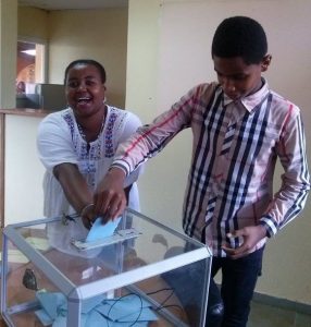 Les opérations de vote à Tsingoni pour élire le binôme file-garçon du canton