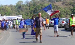 Marche vers le rond-point du commandant Passot, avant de repartir au tribunal