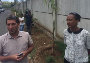 Thierry Lizola et Ingrid Testa devant les grilles du TGI de Mamoudzou