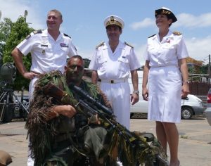 Le préfet Frédéric Veau entouré du commandant du DLEM, de sa directrice de cabinet, et d'un militaire en tenue Guili de snipper