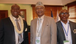 Le présdient Soibahadine et l'élu Sidi Mohamed entourent Nassuf Ahmed Abdallah, maire de Domoni (Anjouan) et fils du 1er président des Comores