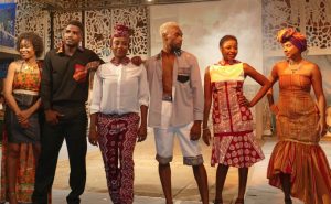 Aïda, au centre, revisite la tenue comorienne