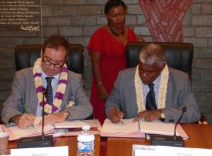 Signature par Frédéric Veau et Soibahadine Ramadani du Plan logement Outre-mer