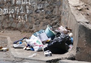 Malgré l'absence de poubelle à Majicavo (Koungou), les habitants déposent leurs ordures
