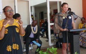 Présentation du programme de la semaine par Laurence Alsate-Montagne (Prith), présidé par Issa Issa Abdou (au centre) et traduite en langage des signes