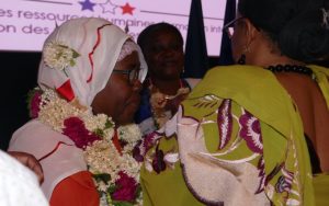 Zahara Moumini disparaissait sous les colliers de fleurs