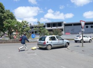 Dépose d'un client avec sa marchandise par un taxi au rond point