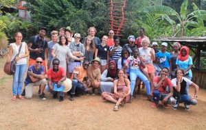 En août 2015 au gîte du Mont Combani, 11 jeunes mahorais, 12 jeunes luxembourgeois, 8 professionnels originaires des deux territoires et 5 animateurs bénévoles du Luxembourg (Photo:  Préfecture)