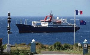 Le Marion-Dufresne devant l'Île Amsterdam (Images: TAAF)
