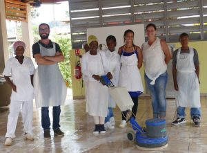 Les enseignants et quelques élèves autour de la mono-brosse à dompter