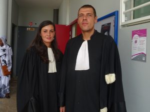 Me Saliceti (à gauche) et Me Simon, devant la salle d'audience du TGI de Mamoudzou