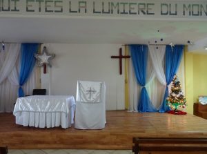 L'intérieur de l'Eglise Protestante Internationale de Mayotte, décorée pour les fêtes de Noël