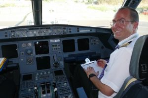 L'un des pilote de l'A320 d'Int'Air Iles, familiarisé désormais avec la piste de Pamandzi