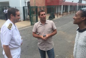 Rencontre des policiers avec le préfet devant les grilles du Tribunal
