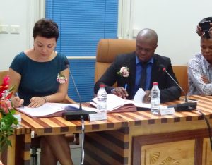 Le président du SIEAM et la directrice de la CDC signent  la convention de prêt