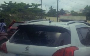 La voiture d'un cadre du conseil départemental devant l'école des Roussettes 