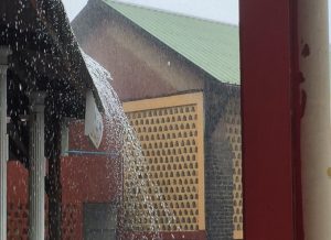 De gros volumes d'eau s'échappent des toits