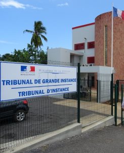 tgi-mamoudzou-panneau-et-drapeau