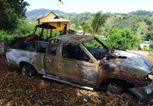 La carcasse d'une voiture incendiée récemment dans la zone