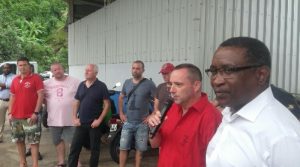 Anthony Tétard au micro, aux côtés de Salim Nahouda et de la délégation
