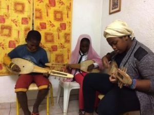 Grande concentration dans la découverte de ces instruments traditionnels