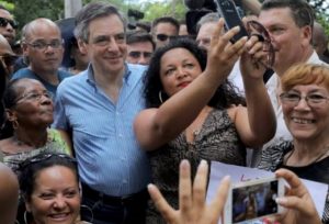  François Fillon avec des militants des Républicains à La Réunion (Photo: JIR)