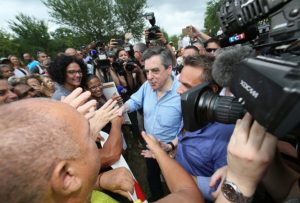 François Fillon lors d'un pique nique ce dimanche à La Réunion avec les militants LR